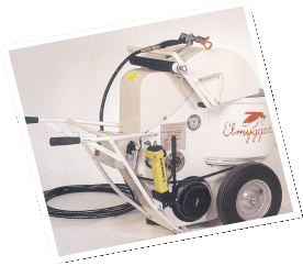 �Elmyggan� ist eine Hochleistungsmaschine – ideal zum Auftragen von z�hfl�ssigen Materialien – die ohne Luftzerst�ubung arbeitet und damit ohne Luftkompressor auskommt. Das Airless-Spritzverfahren ist ergonomisch, staubfrei und erm�glicht eine sehr genaue Dosierung – das spart Zeit, senkt den Materialverbrauch und bringt Leistung.